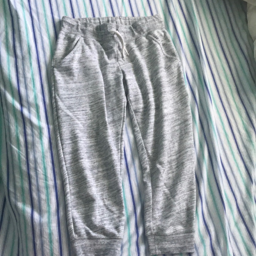 I am selling Capri jogging pants.